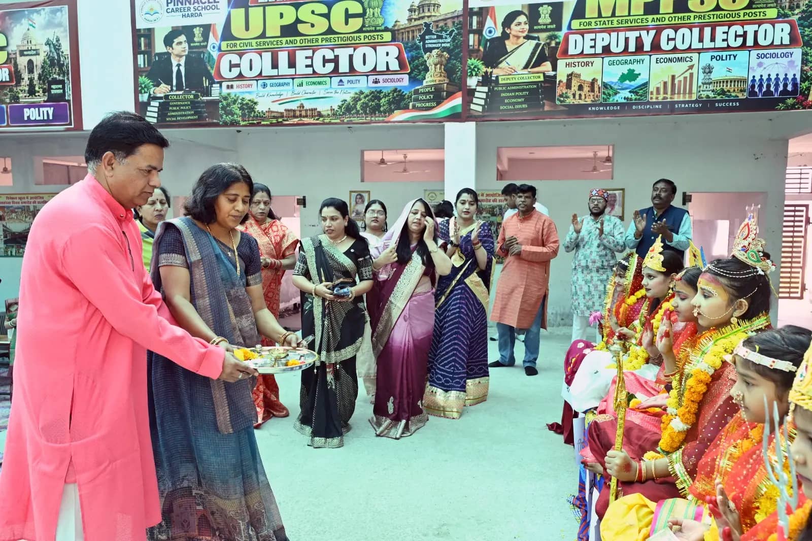 हरदा में नौ देवियों के पूजन से भक्तिमय हुआ स्कूल परिसर, गरबा और कन्याभोज ने मोहा मन