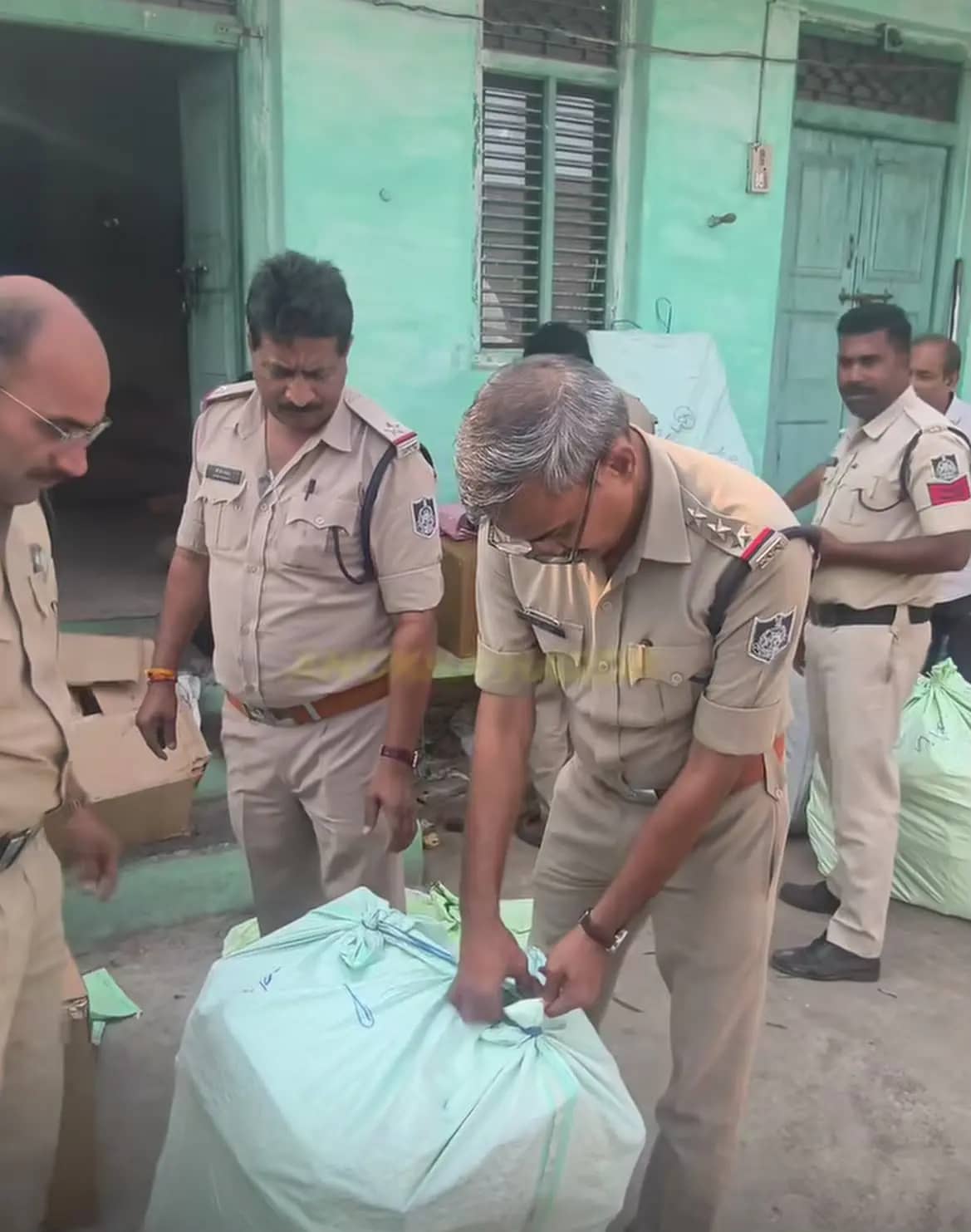 हरदा के रन्हाईकला में मकान से पटाखों का बड़ा स्टॉक जब्त, 9 बोरियां और 9 कार्टून बरामद