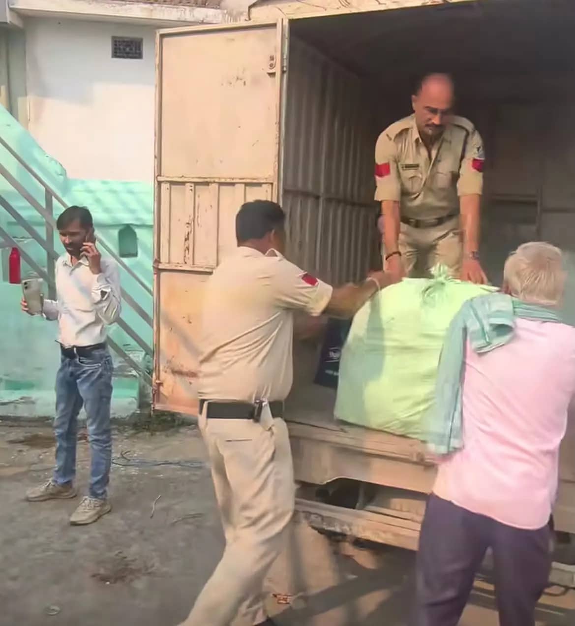 हरदा के रन्हाईकला में मकान से पटाखों का बड़ा स्टॉक जब्त, 9 बोरियां और 9 कार्टून बरामद