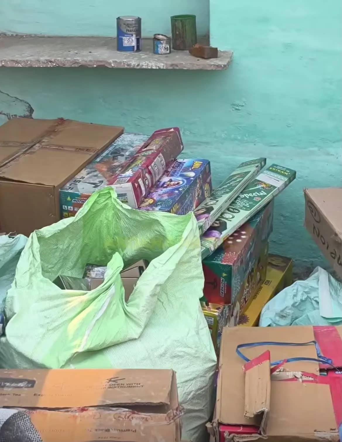 हरदा के रन्हाईकला में मकान से पटाखों का बड़ा स्टॉक जब्त, 9 बोरियां और 9 कार्टून बरामद