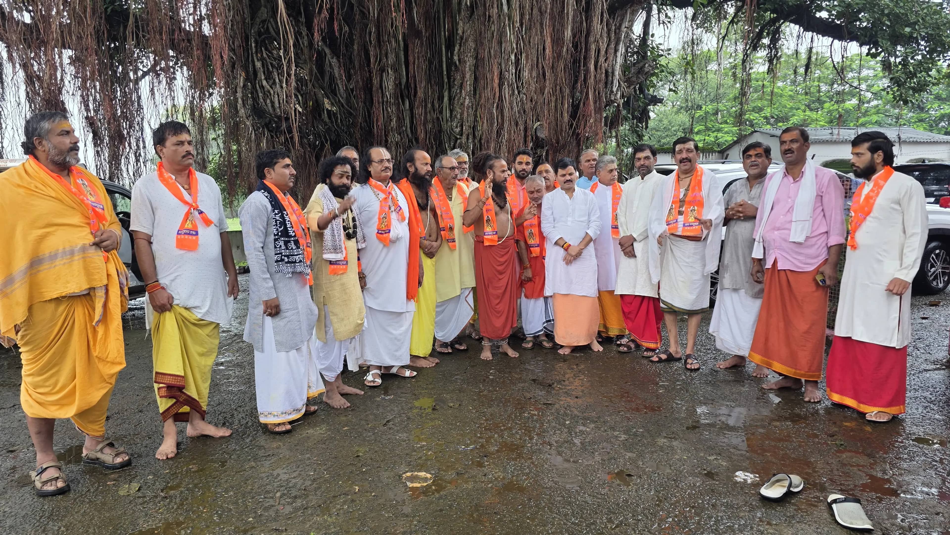 बरसते मेघ, गूंजते वेदमंत्र, बेबस नदी तट पर पांच घंटे चला श्रावणी उपाकर्म का दिव्य अनुष्ठान