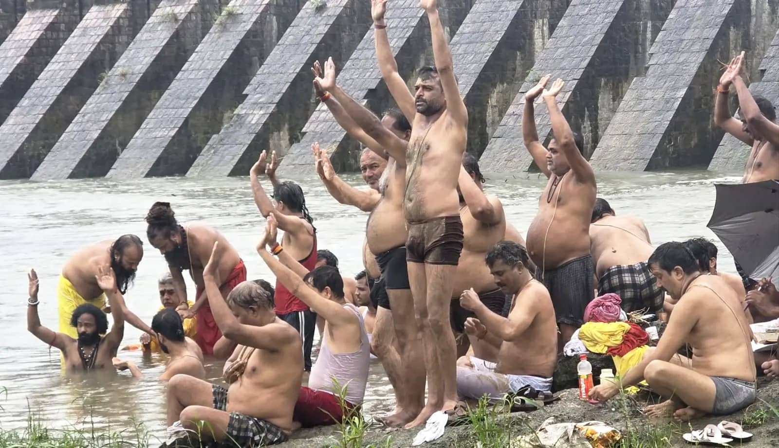 बरसते मेघ, गूंजते वेदमंत्र, बेबस नदी तट पर पांच घंटे चला श्रावणी उपाकर्म का दिव्य अनुष्ठान