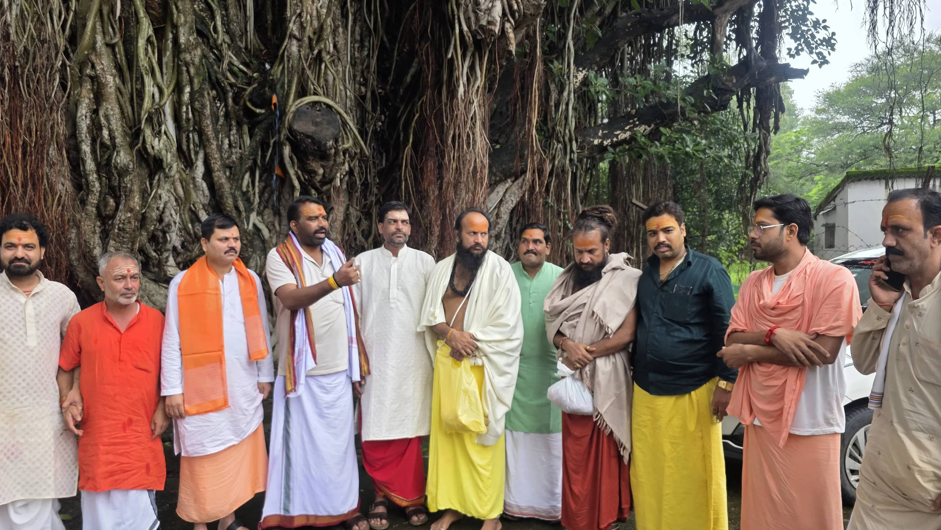 बरसते मेघ, गूंजते वेदमंत्र, बेबस नदी तट पर पांच घंटे चला श्रावणी उपाकर्म का दिव्य अनुष्ठान