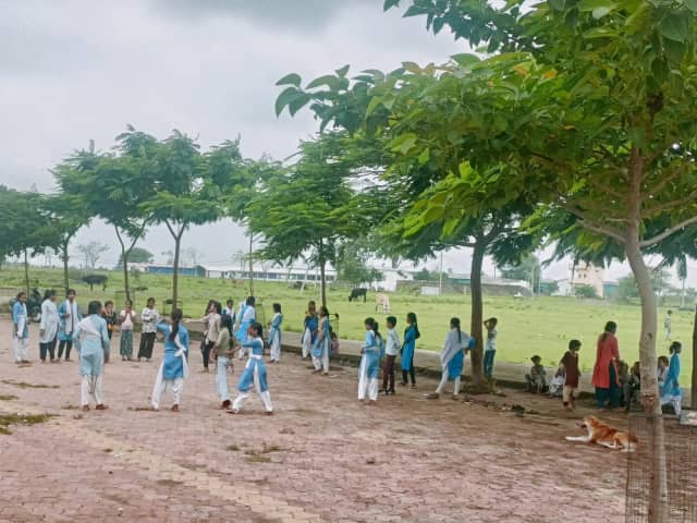 शिक्षकों ने जन्मदिन को बनाया सेवा अभियान, बदल दी स्कूल की तस्वीर
