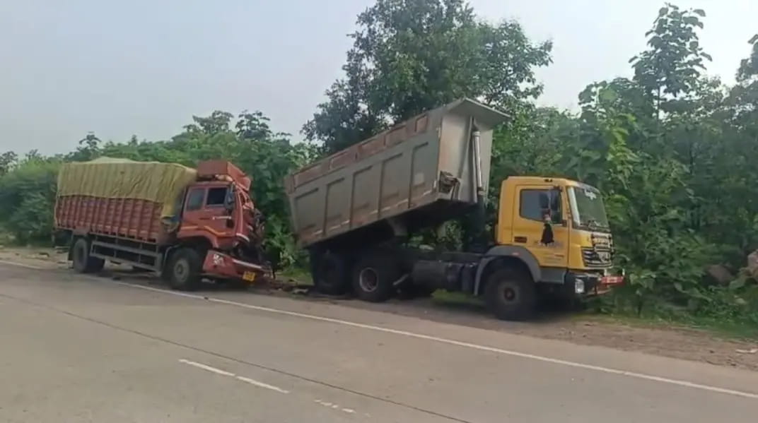 मिडघाट हाईवे पर मौत का तांडव, खड़े डंपर से टकराया ट्रक, मासूम समेत दो की दर्दनाक मौत