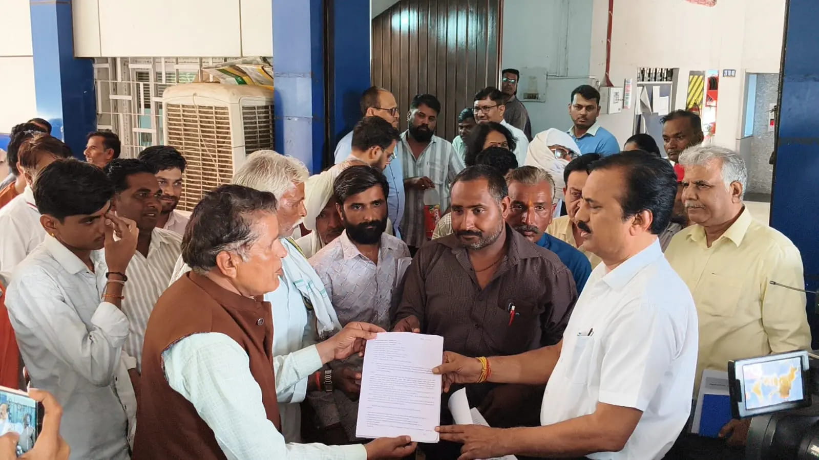 किसानों ने किया भोपाल में बिजली मंडल मुख्यालय का घेराव, करंट की चपेट में आने से 3 ग्रामीणों की हो चुकी है मौत
