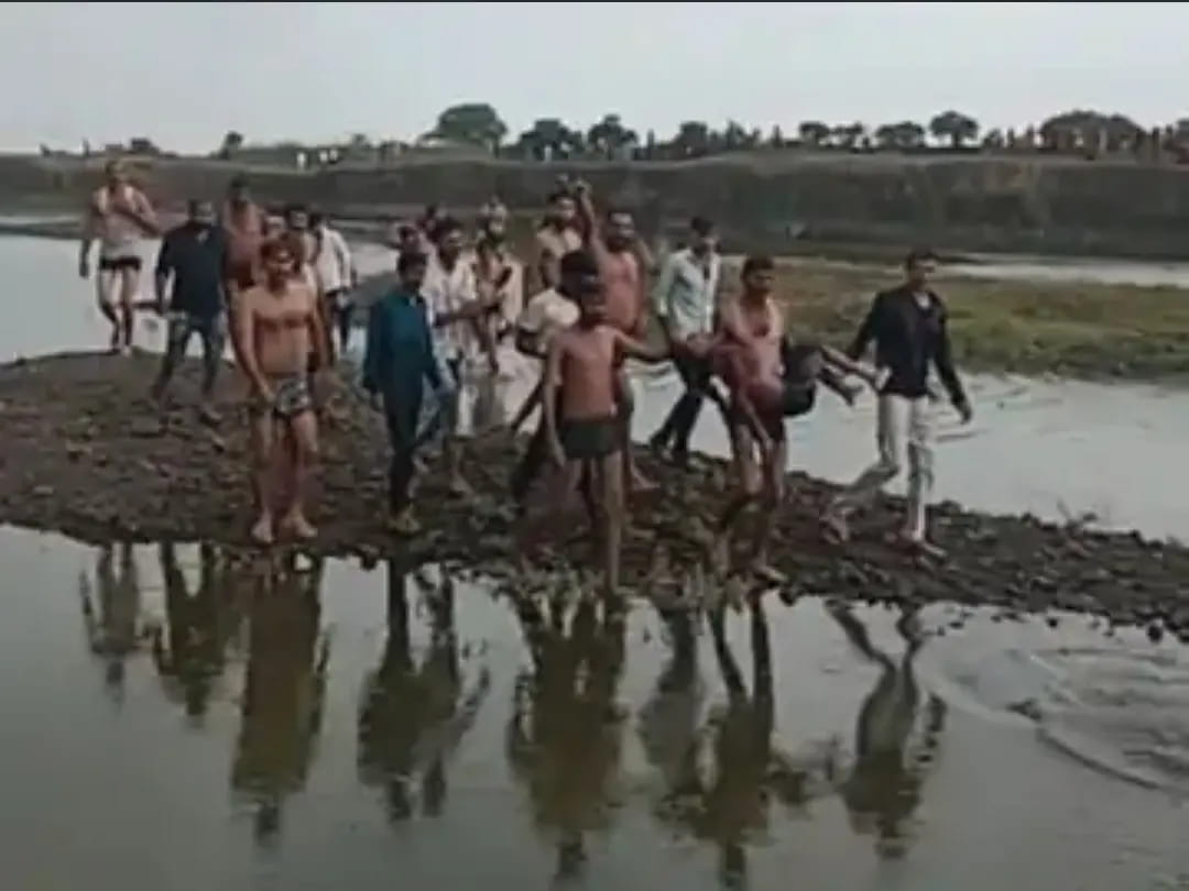 चादर की अस्थायी नाव पलटी, एक की मौत, तीन तैरकर निकले