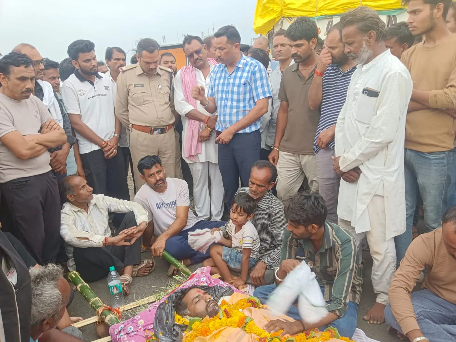 पत्नी के प्रेमी संग जाने से टूटा पति, वीडियो बनाकर खाया जहर; थाने के सामने फूटा गुस्सा