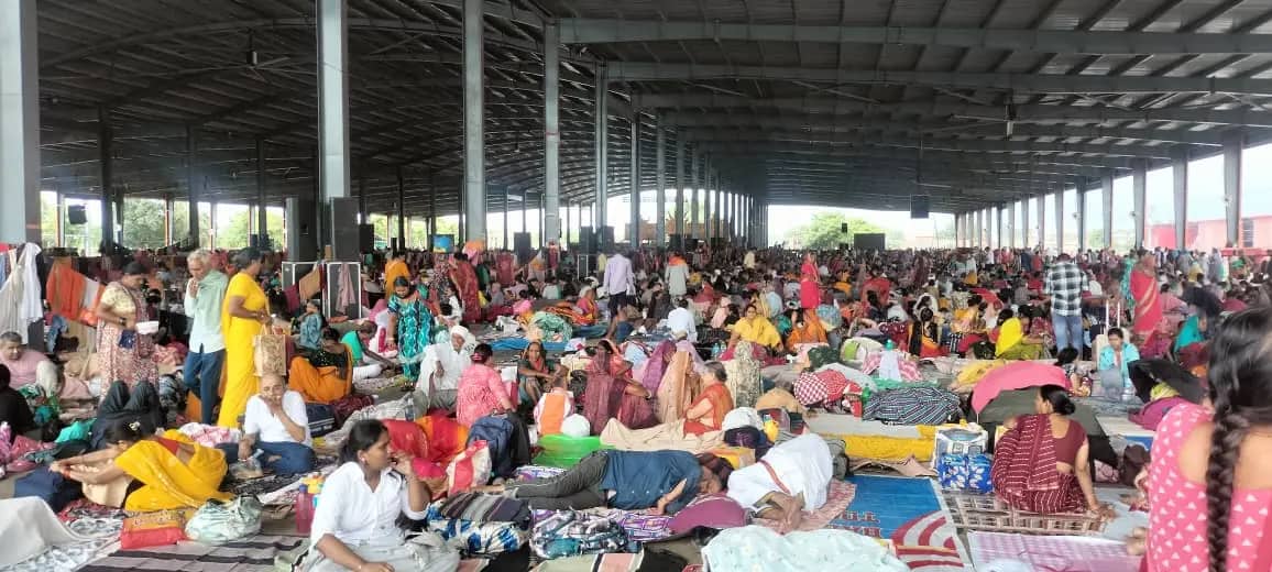 कथा के एक दिन पहले पंडाल हाउसफुल, लाखों श्रद्धालुओं का उमड़ा सैलाब
