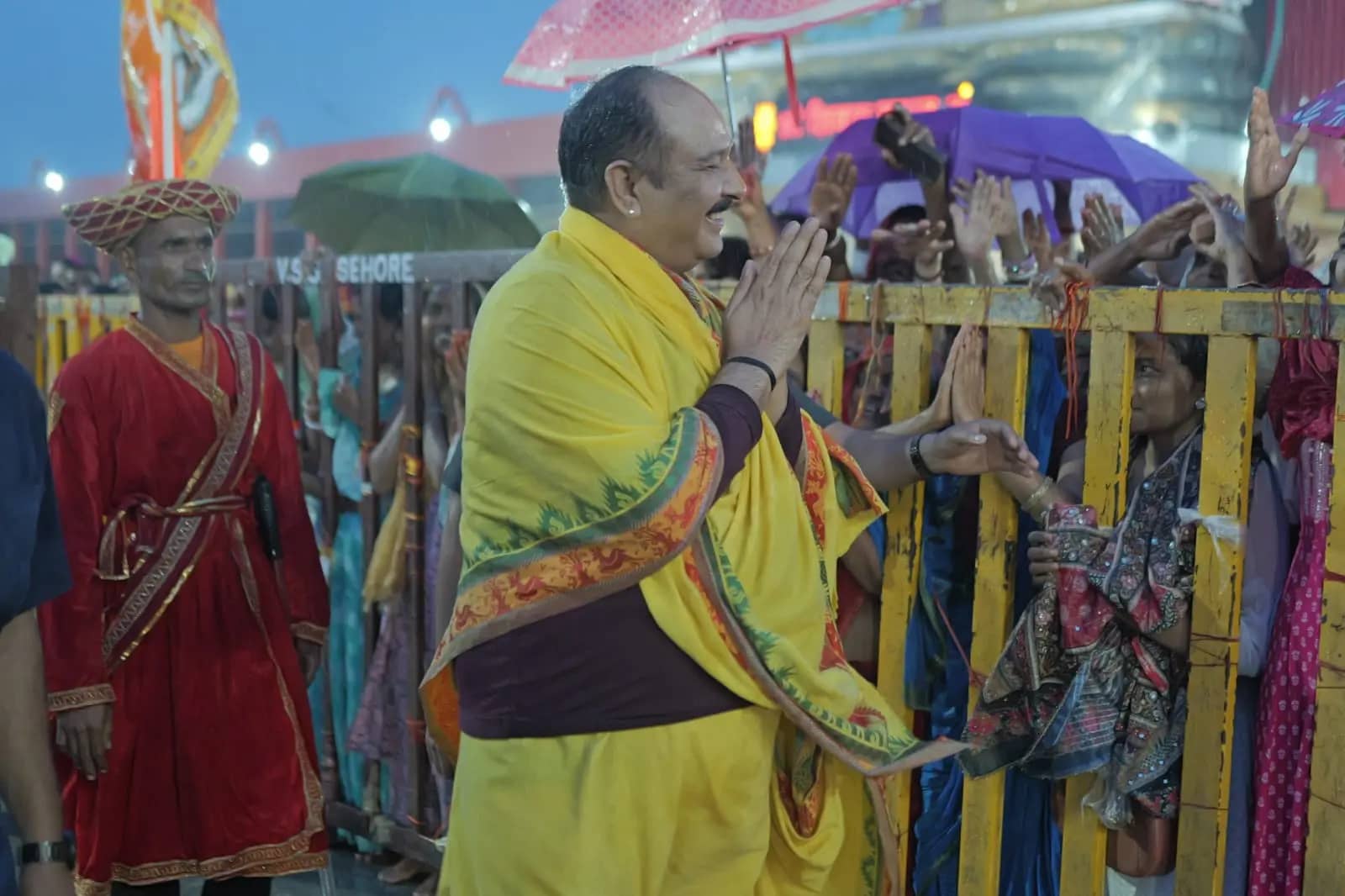 कथा के एक दिन पहले पंडाल हाउसफुल, लाखों श्रद्धालुओं का उमड़ा सैलाब