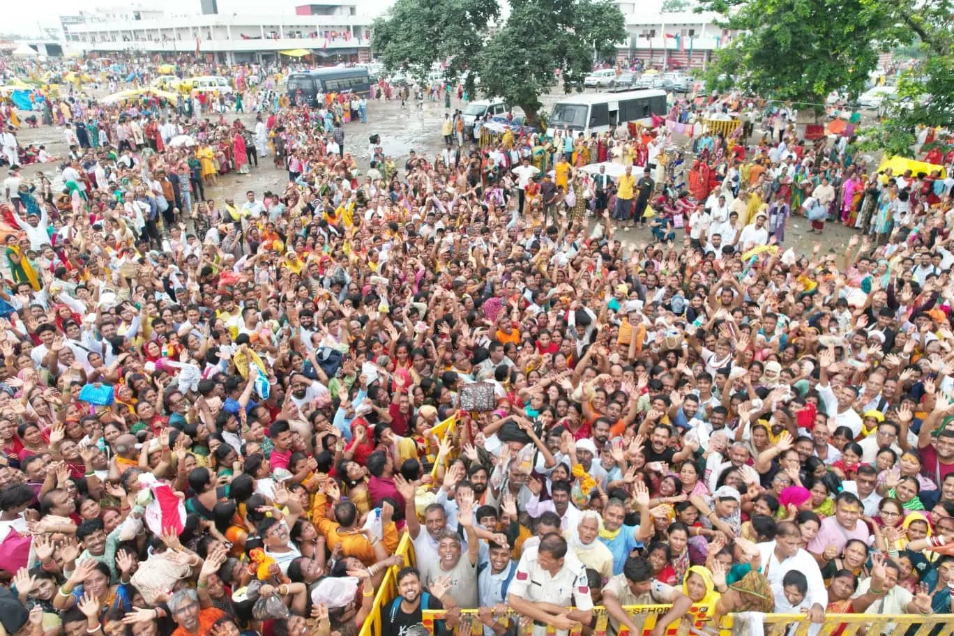 गुरु पूर्णिमा पर लंबी कतारों के बीच कुबेरेश्वरधाम बना भक्ति का महाकुंभ, गूंजे हर-हर महादेव के नारे