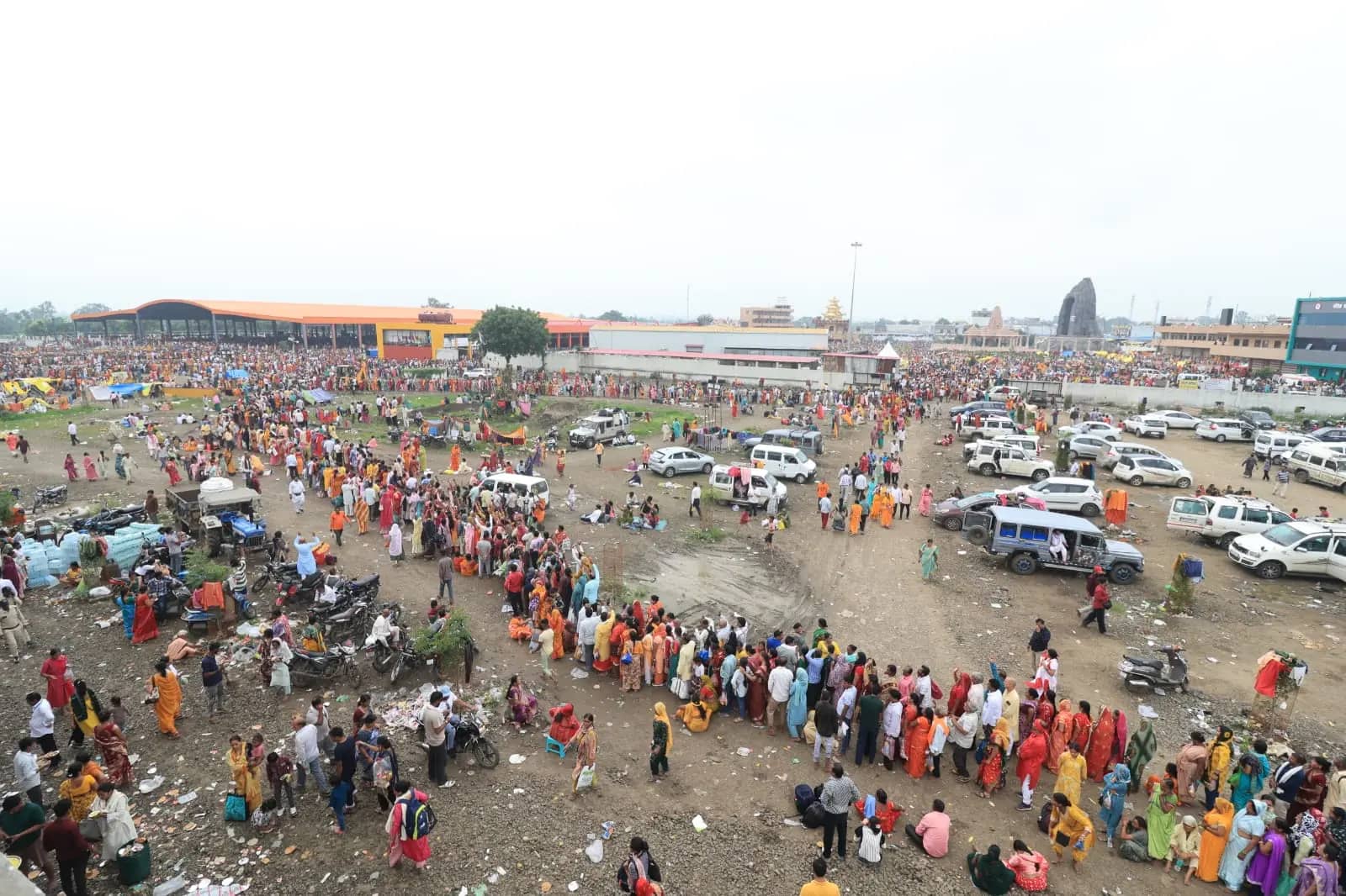 गुरु पूर्णिमा पर लंबी कतारों के बीच कुबेरेश्वरधाम बना भक्ति का महाकुंभ, गूंजे हर-हर महादेव के नारे