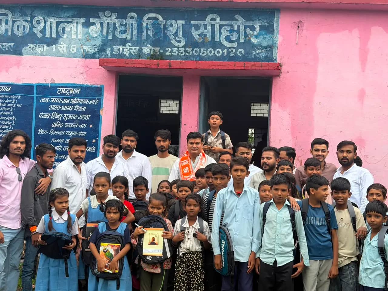 सीहोर में जन्मदिन पर नई मिसाल, 36 से अधिक बस्तियों में जरूरतमंद बच्चों को बांटी किताबें और शिक्षण सामग्री
