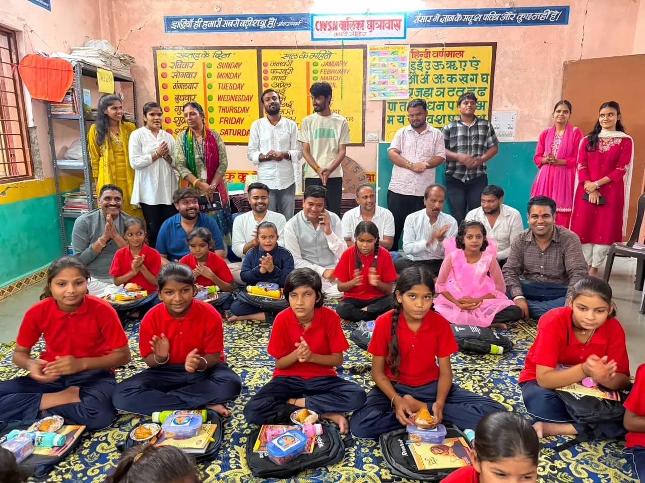 सीहोर में जन्मदिन पर नई मिसाल, 36 से अधिक बस्तियों में जरूरतमंद बच्चों को बांटी किताबें और शिक्षण सामग्री