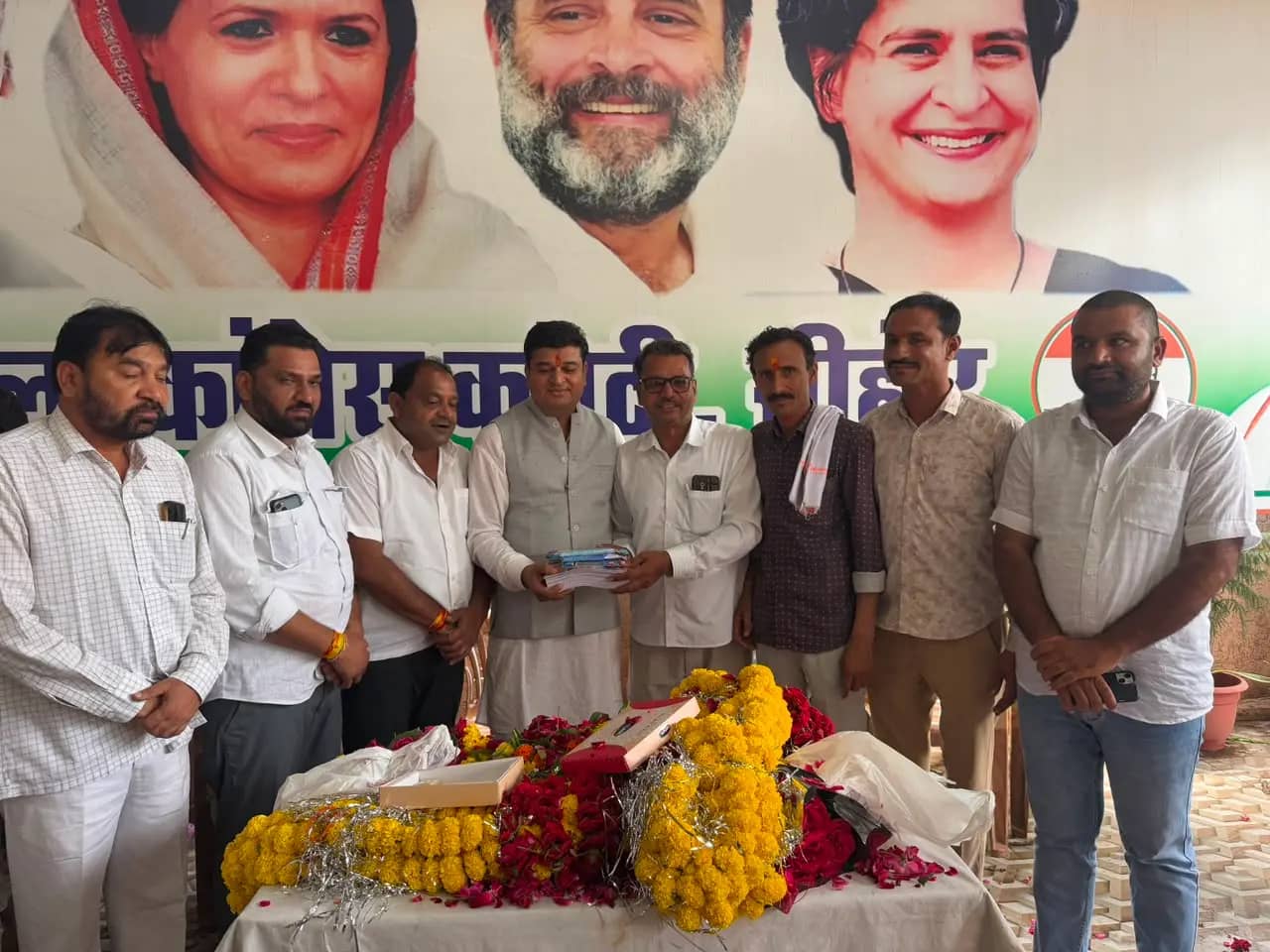 सीहोर में जन्मदिन पर नई मिसाल, 36 से अधिक बस्तियों में जरूरतमंद बच्चों को बांटी किताबें और शिक्षण सामग्री