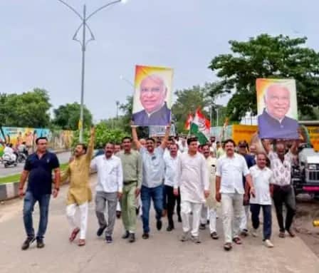 खरगे के अपमान पर सीहोर कांग्रेस का पैदल मार्च, अंबेडकर प्रतिमा के समक्ष प्रदर्शन