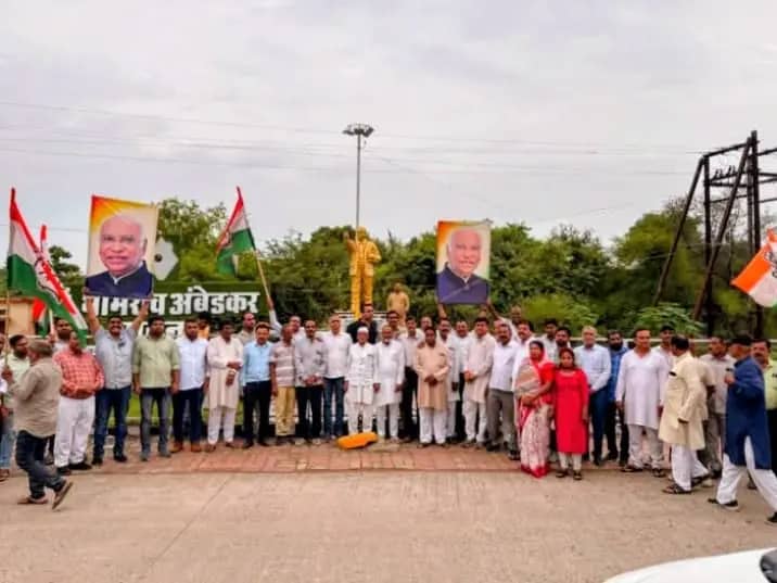 खरगे के अपमान पर सीहोर कांग्रेस का पैदल मार्च, अंबेडकर प्रतिमा के समक्ष प्रदर्शन