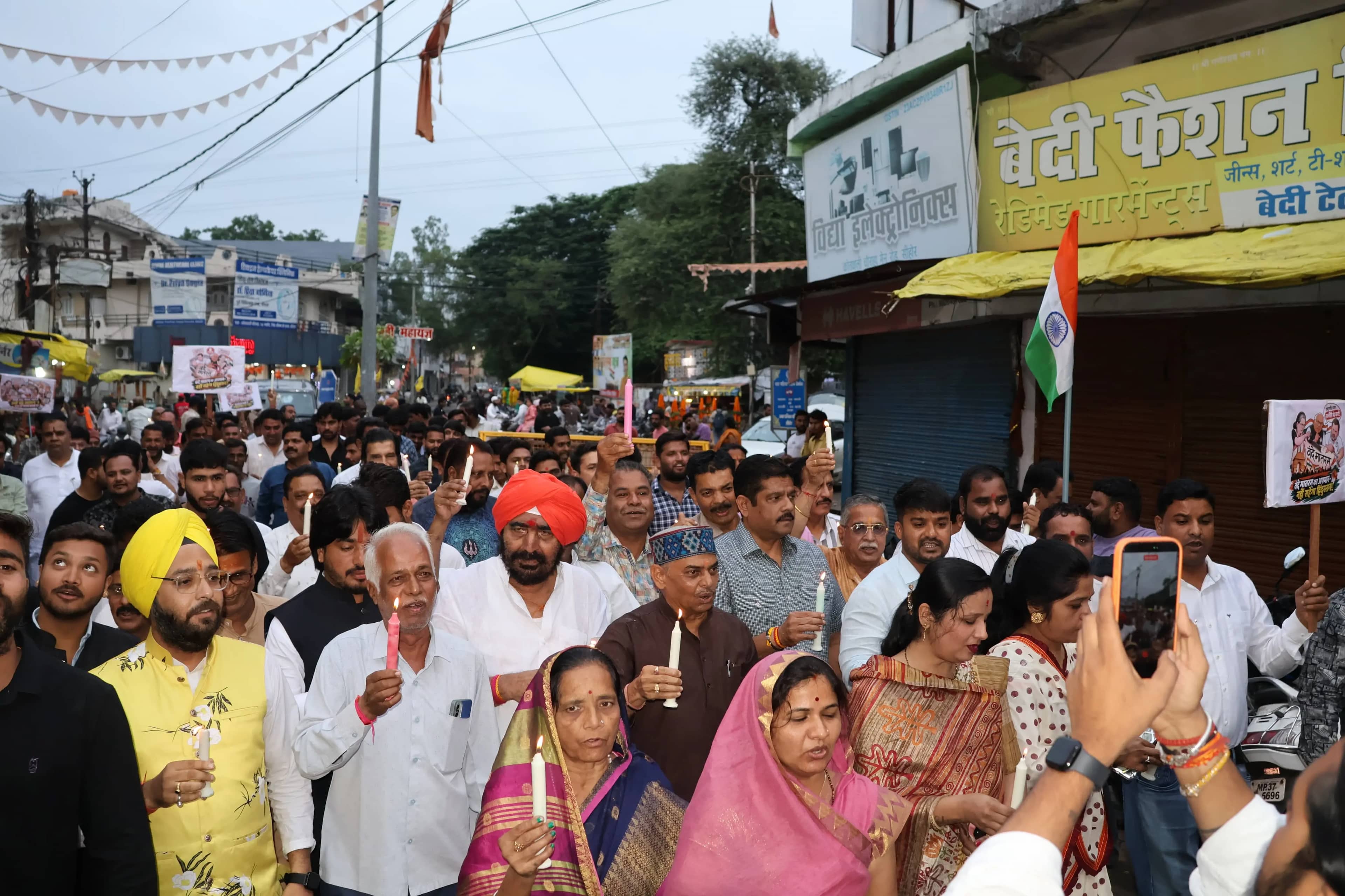 ‘वंदे मातरम्’ पर विवाद से गरमाई सियासत, सीहोर में भाजपा ने निकाला विशाल कैंडल मार्च