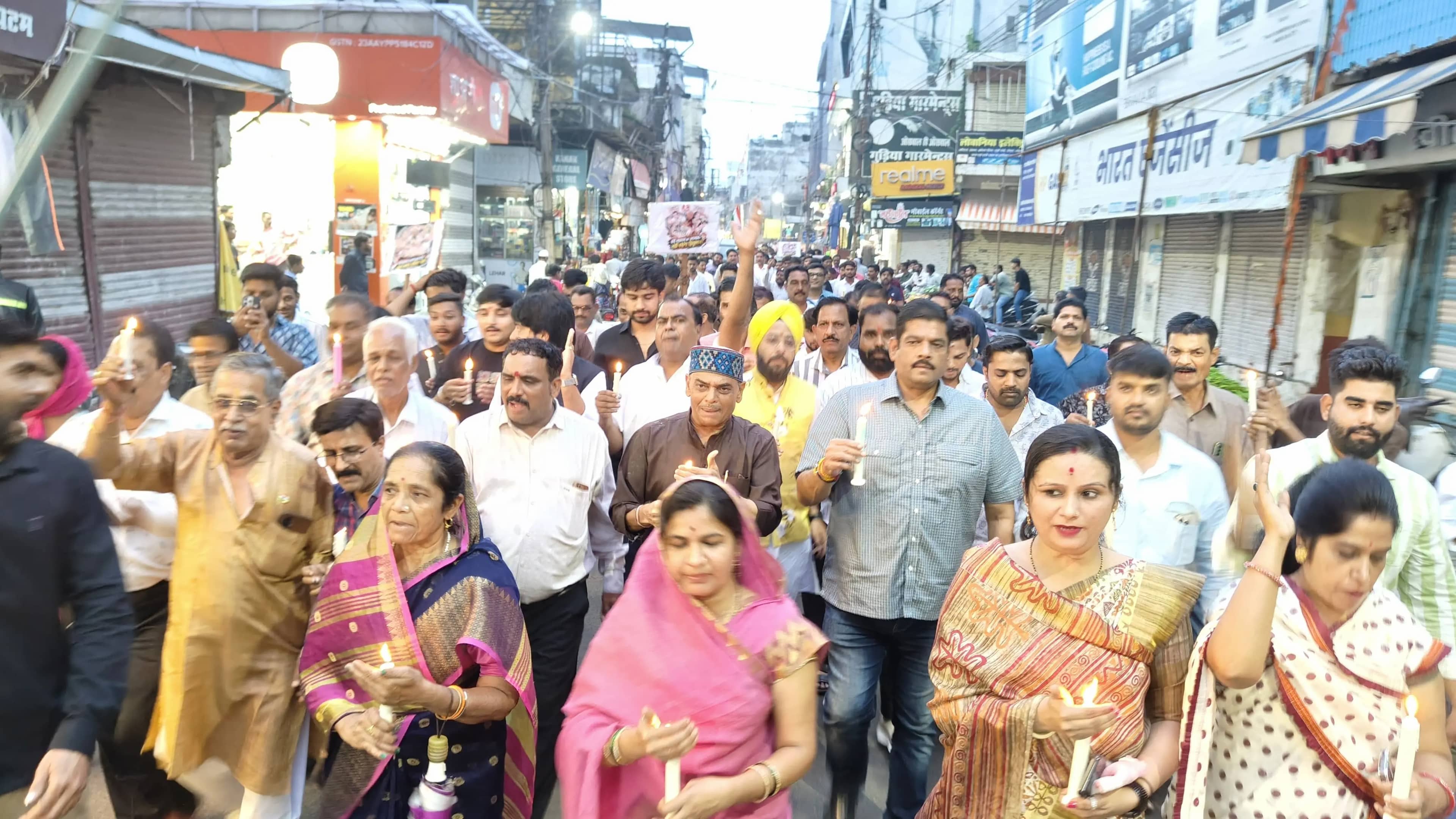 ‘वंदे मातरम्’ पर विवाद से गरमाई सियासत, सीहोर में भाजपा ने निकाला विशाल कैंडल मार्च