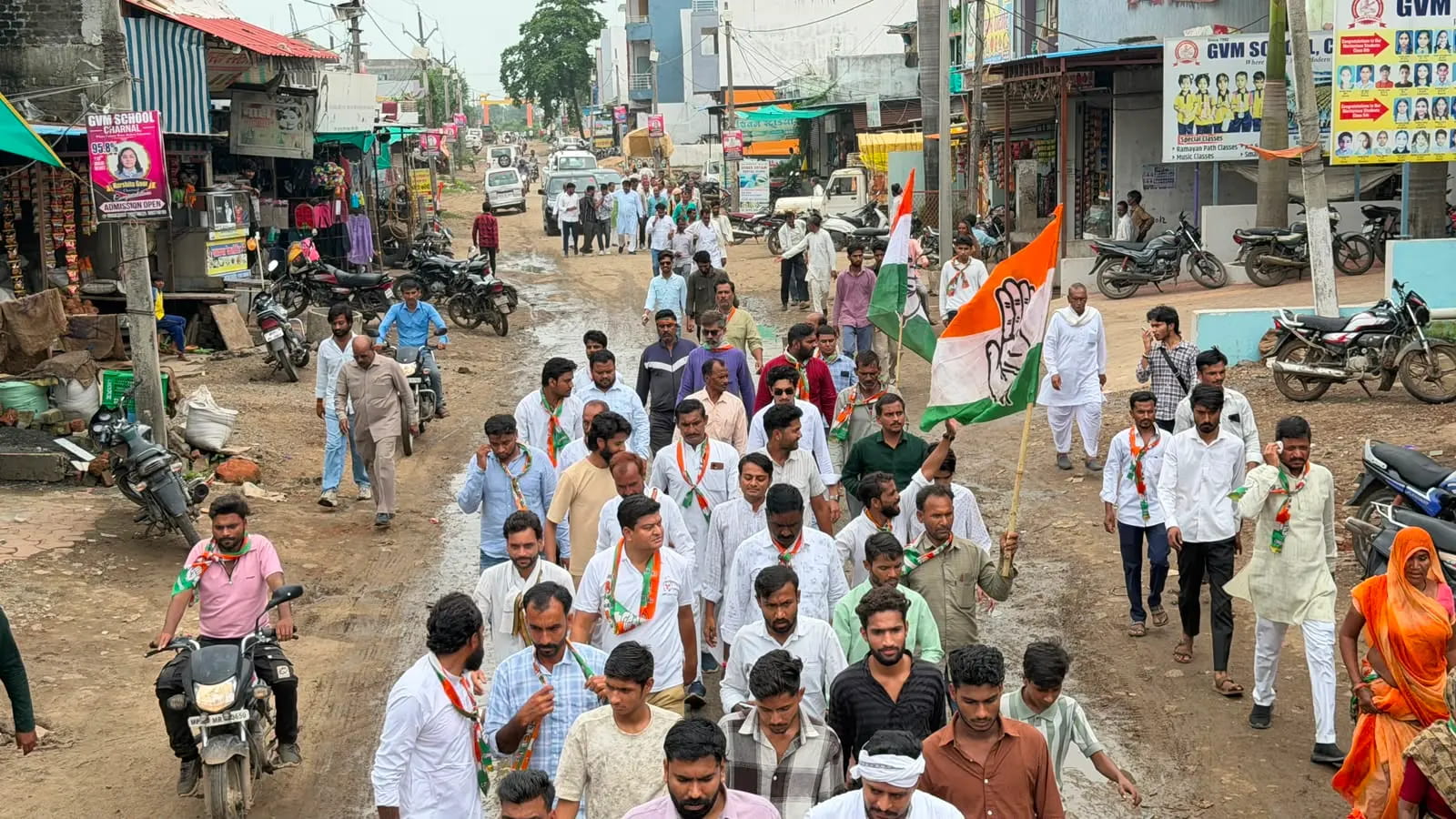 बाढ़ पीड़ितों के हक में कांग्रेस ने की पदयात्रा; महिलाओं ने भी संभाला मोर्चा, तत्काल आर्थिक सहायता-राशन और जरूरी सुविधाओं की मांग