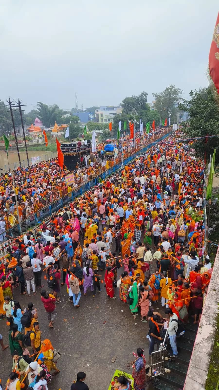 सीहोर: पं. प्रदीप मिश्रा की अगुवाई में निकली ऐतिहासिक कांवड़! बारिश में भी 11 किमी तक उमड़ा भगवा सैलाब