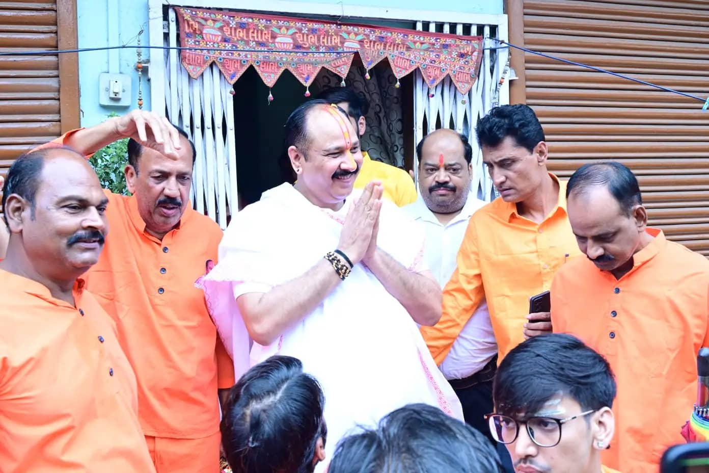 सीहोर: पं. प्रदीप मिश्रा की अगुवाई में निकली ऐतिहासिक कांवड़! बारिश में भी 11 किमी तक उमड़ा भगवा सैलाब