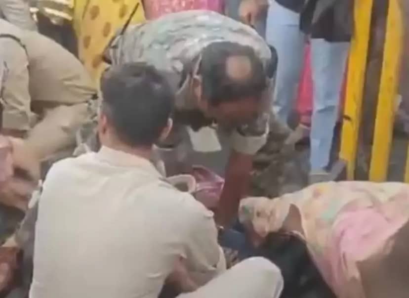 मौत से जूझ रहा था यूपी का शख्स, अमलाहा में पुलिस बनी जीवनरक्षक; CPR देकर बचाई जान