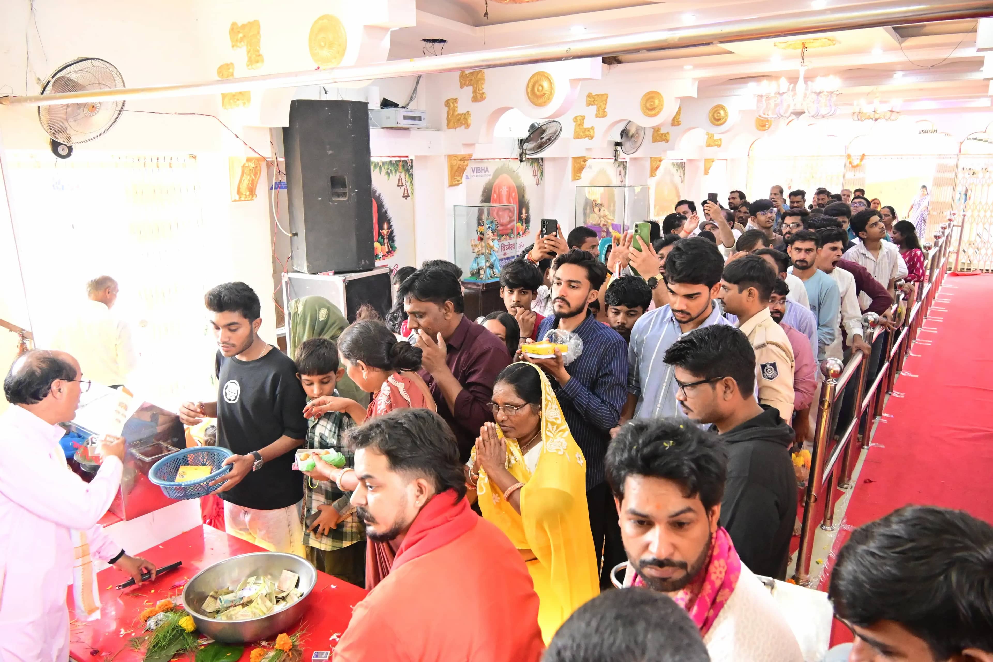 सीहोर के श्रीगणेश मंदिर में 12 दिन तक रोज होगा मनमोहक श्रृंगार, दोपहर 12 बजे महाआरती में उमड़े भक्त