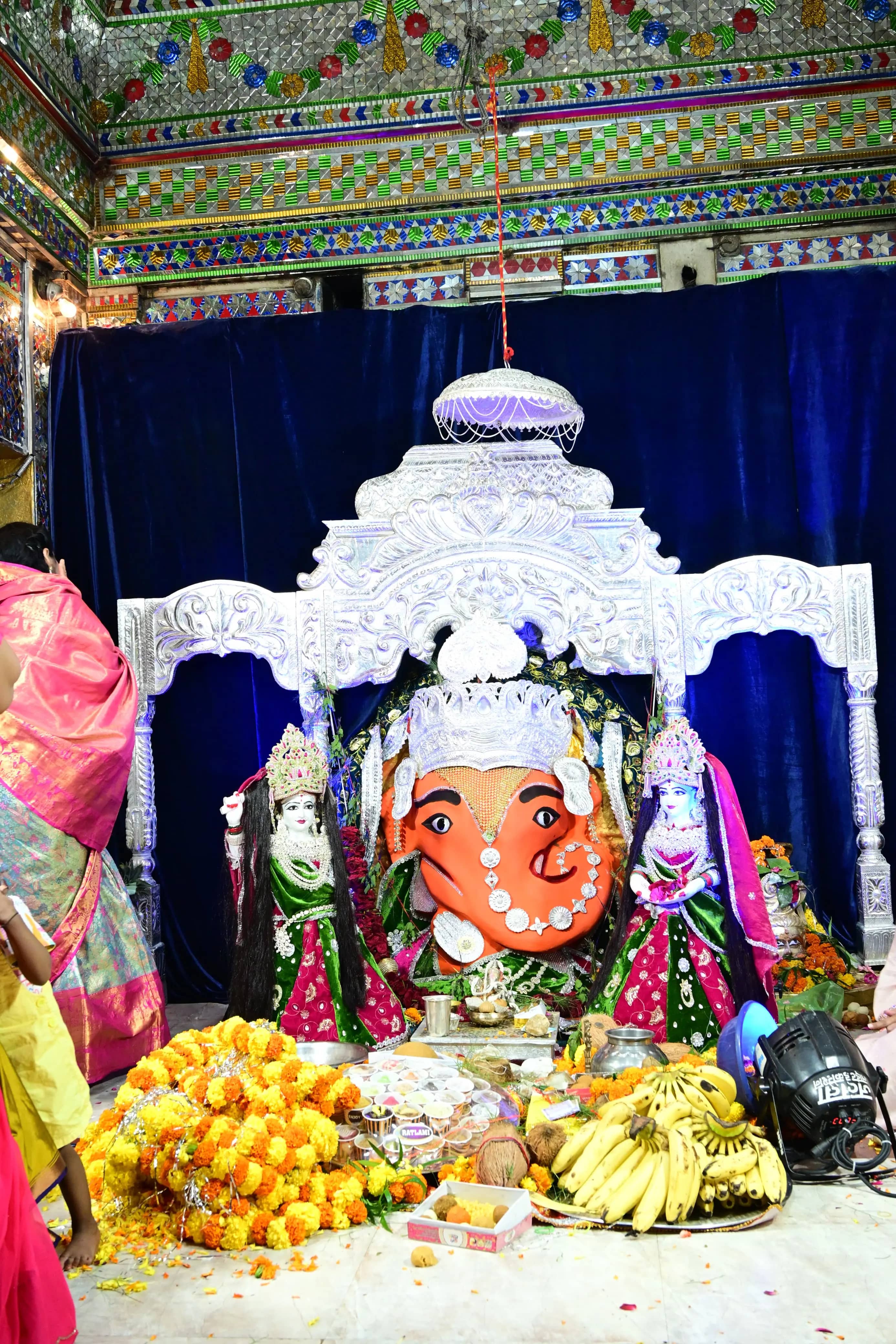 सीहोर के श्रीगणेश मंदिर में 12 दिन तक रोज होगा मनमोहक श्रृंगार, दोपहर 12 बजे महाआरती में उमड़े भक्त