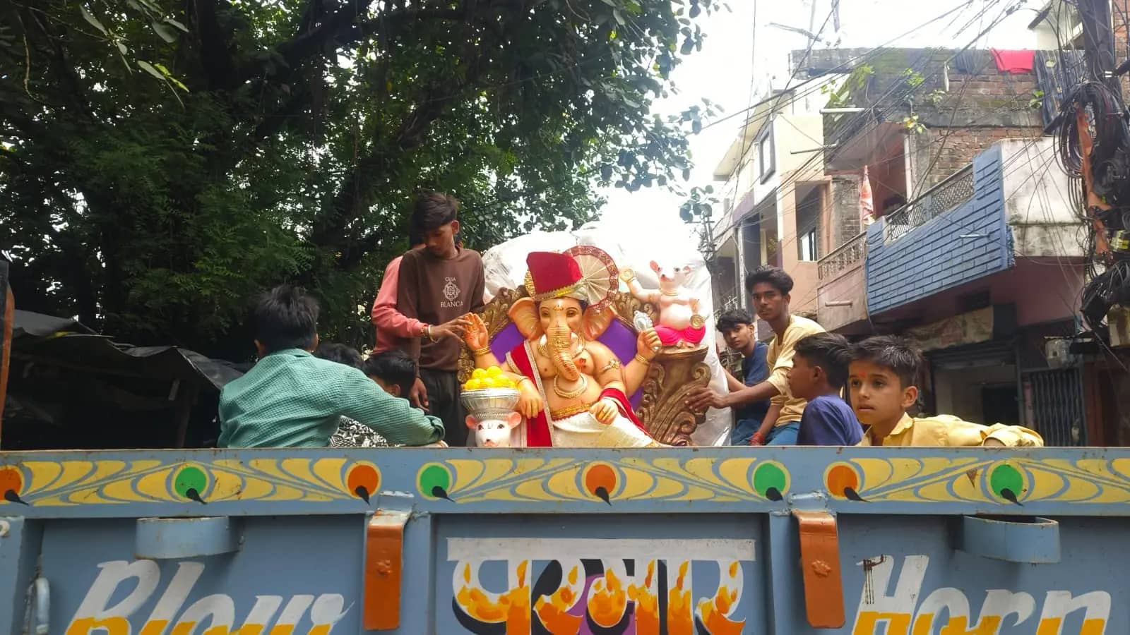 सीहोर के श्रीगणेश मंदिर में 12 दिन तक रोज होगा मनमोहक श्रृंगार, दोपहर 12 बजे महाआरती में उमड़े भक्त