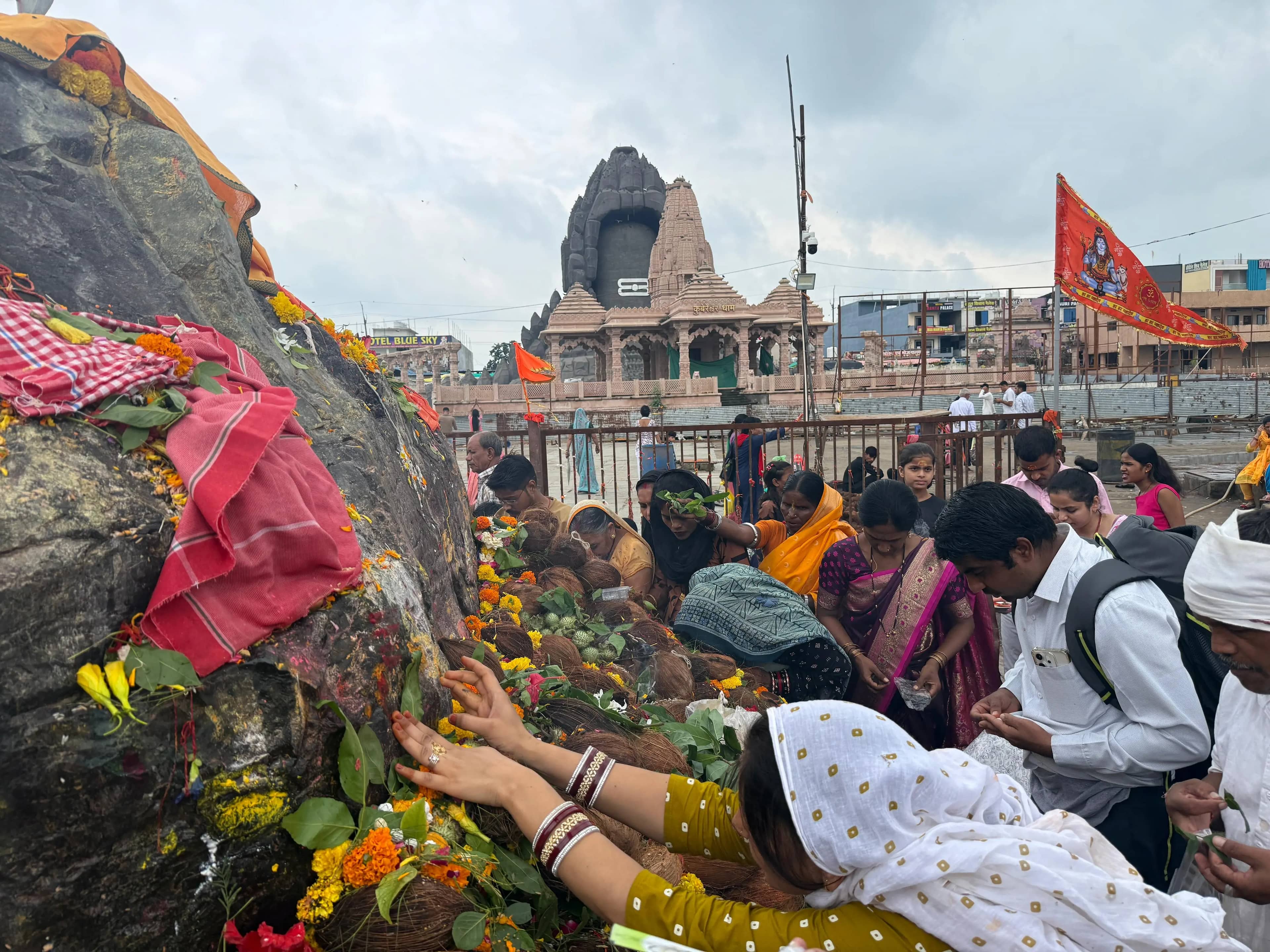 हरतालिका तीज पर कुबेरेश्वरधाम में उमड़ा आस्था का सैलाब, दो क्विंटल फूलों से सजा भव्य फूलेरा