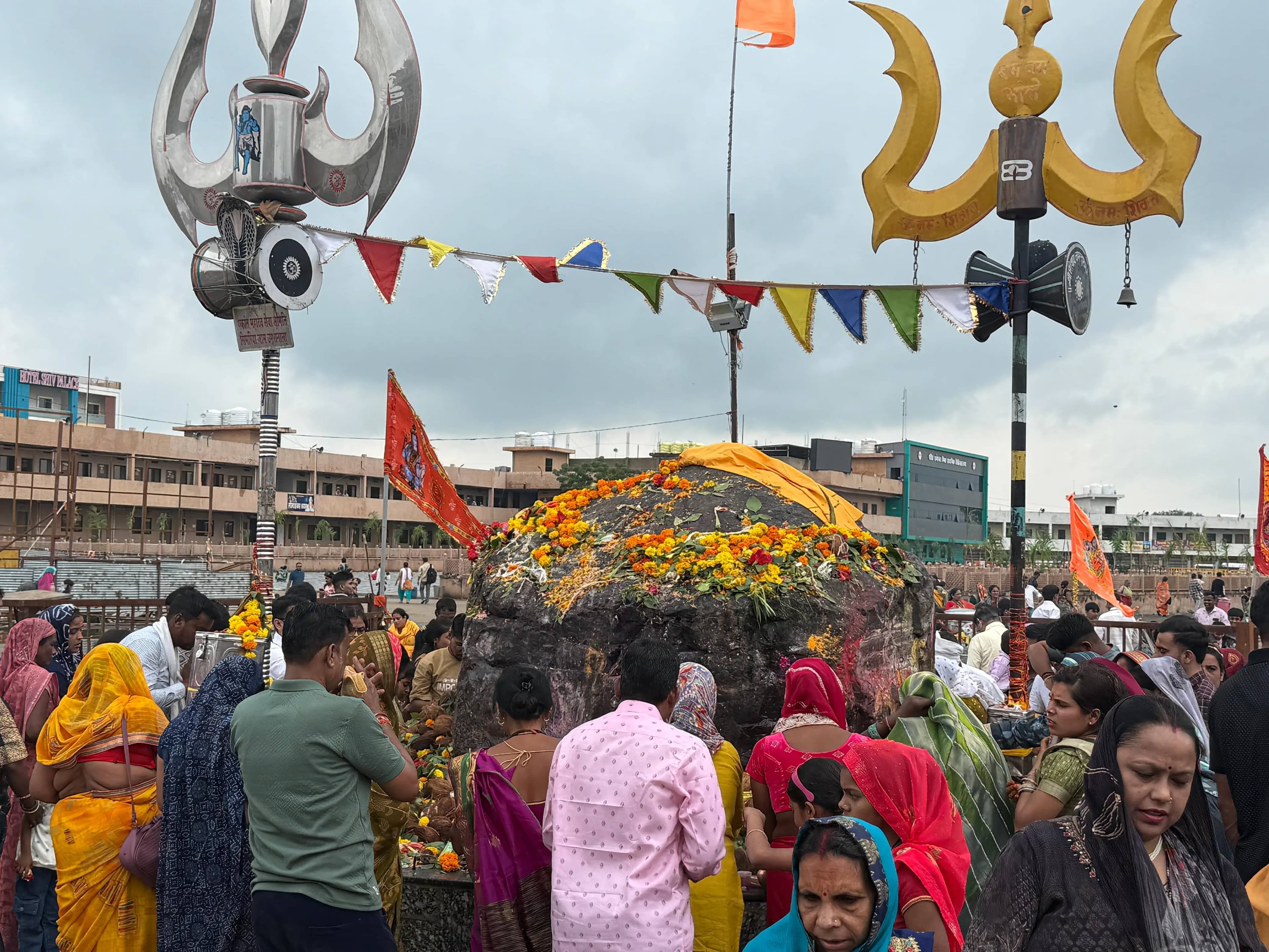 हरतालिका तीज पर कुबेरेश्वरधाम में उमड़ा आस्था का सैलाब, दो क्विंटल फूलों से सजा भव्य फूलेरा