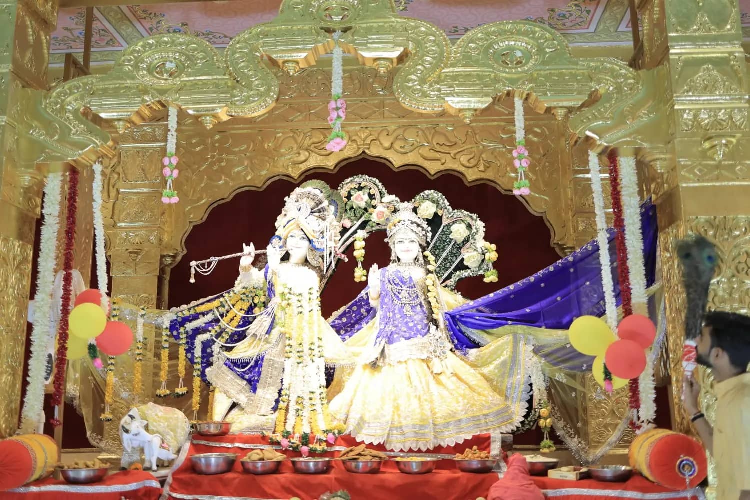 सीहोर: कुबेरेश्वरधाम में राधाष्टमी पर उमड़ा आस्था का सैलाब, चांदी के कलशों से हुआ राधा-कृष्ण का महाभिषेक