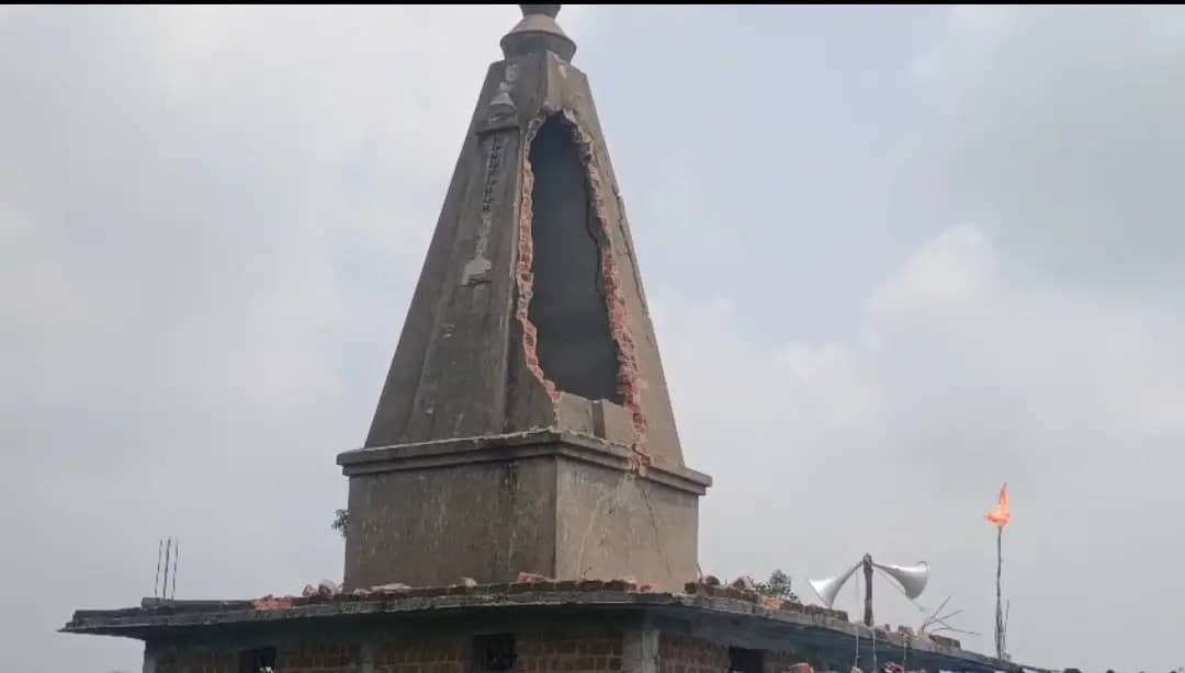 सीहोर: हनुमान मंदिर के शिखर पर गिरी आसमानी बिजली, बजरंगबली की कृपा से दर्जनों भक्त बाल-बाल बचे