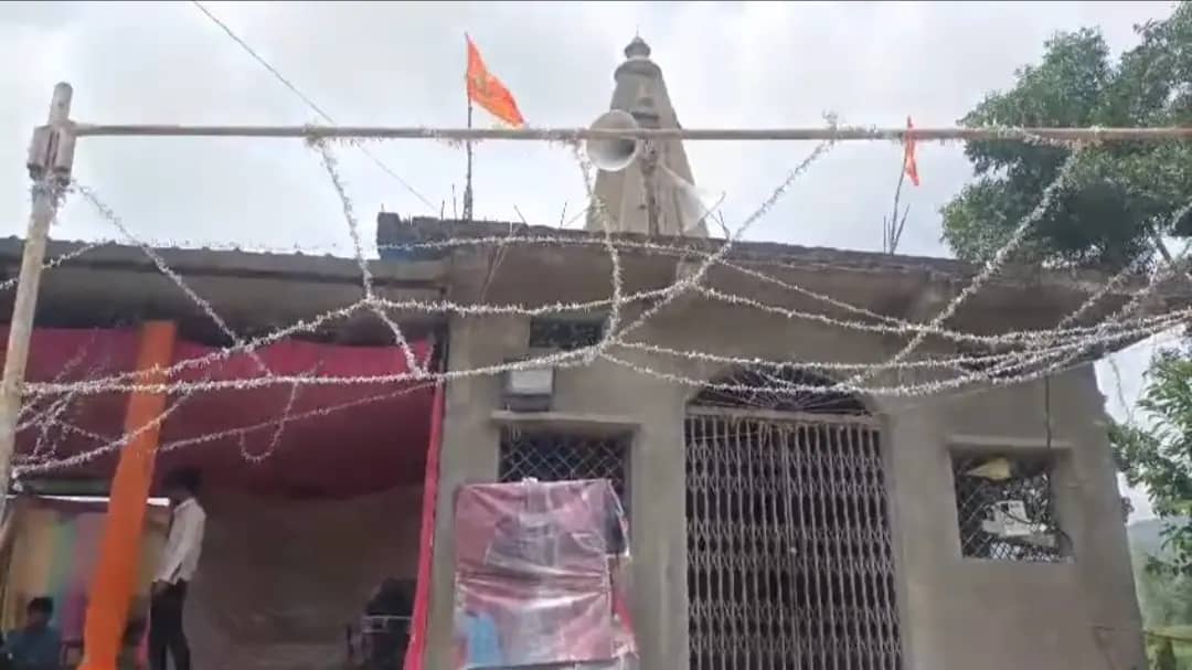 सीहोर: हनुमान मंदिर के शिखर पर गिरी आसमानी बिजली, बजरंगबली की कृपा से दर्जनों भक्त बाल-बाल बचे