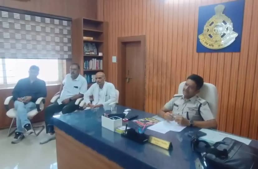 सीहोर: औलादें जमीन के लिए भिड़ीं तो 75 साल का पिता पहुंचा पुलिस पंचायत, पैर छूकर बेटों ने मांगी माफी