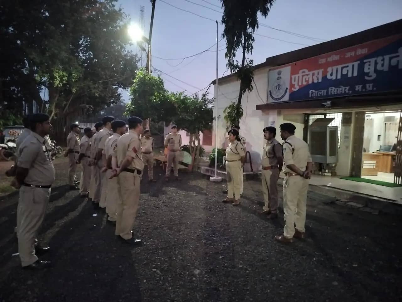 रेहटी-बुधनी में एसपी सोनाक्षी का एक्शन मोड, कहा-अपराधियों पर शिकंजा कसो, पेंडिंग केस और वारंटों का करो त्वरित निपटारा