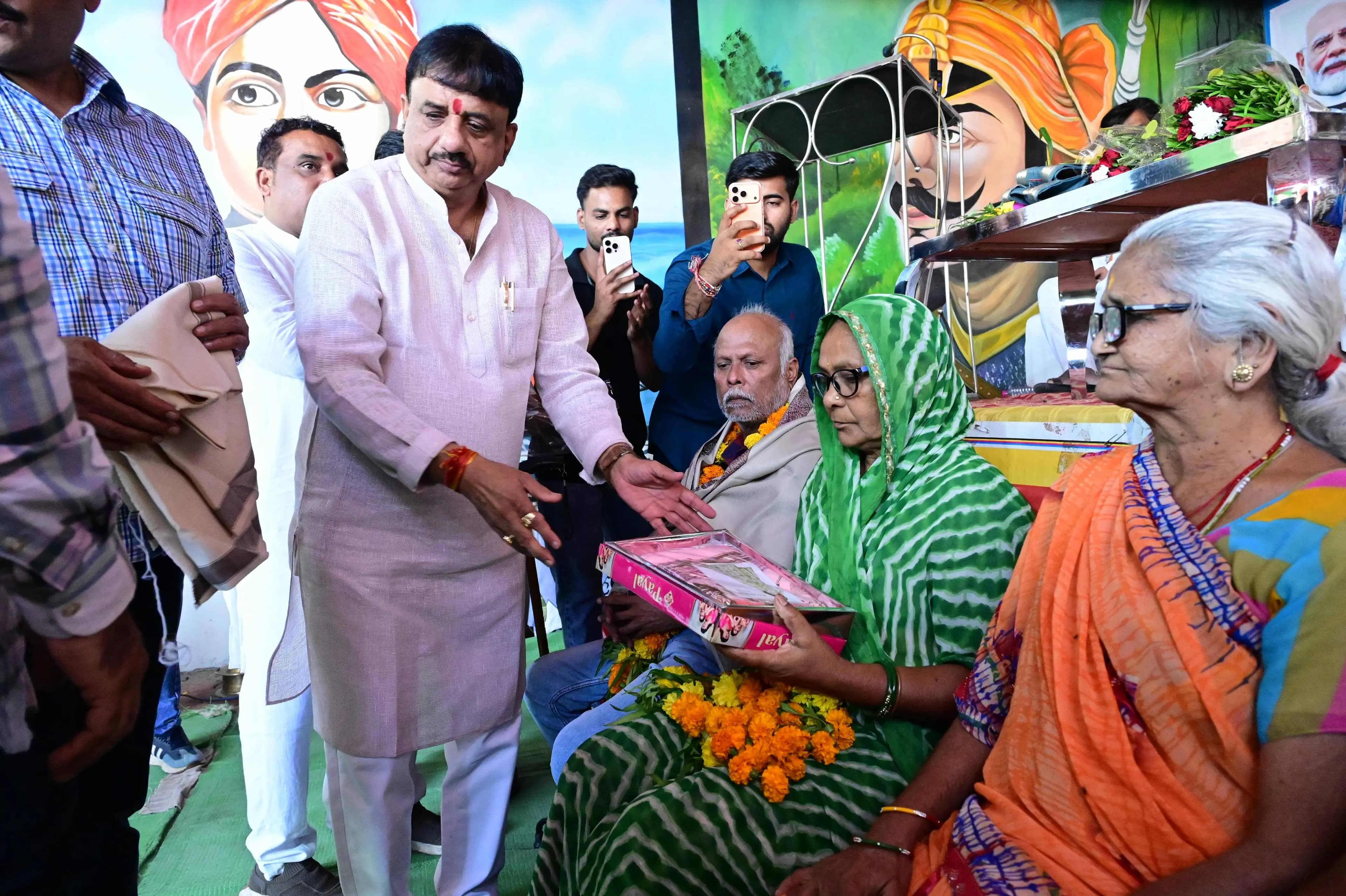 संकल्प वृद्धाश्रम में बुजुर्गों का सम्मान, सांसद आलोक बोले- बुजुर्ग हमारे लिए ईश्वर का अवतार, इनकी सेवा करें