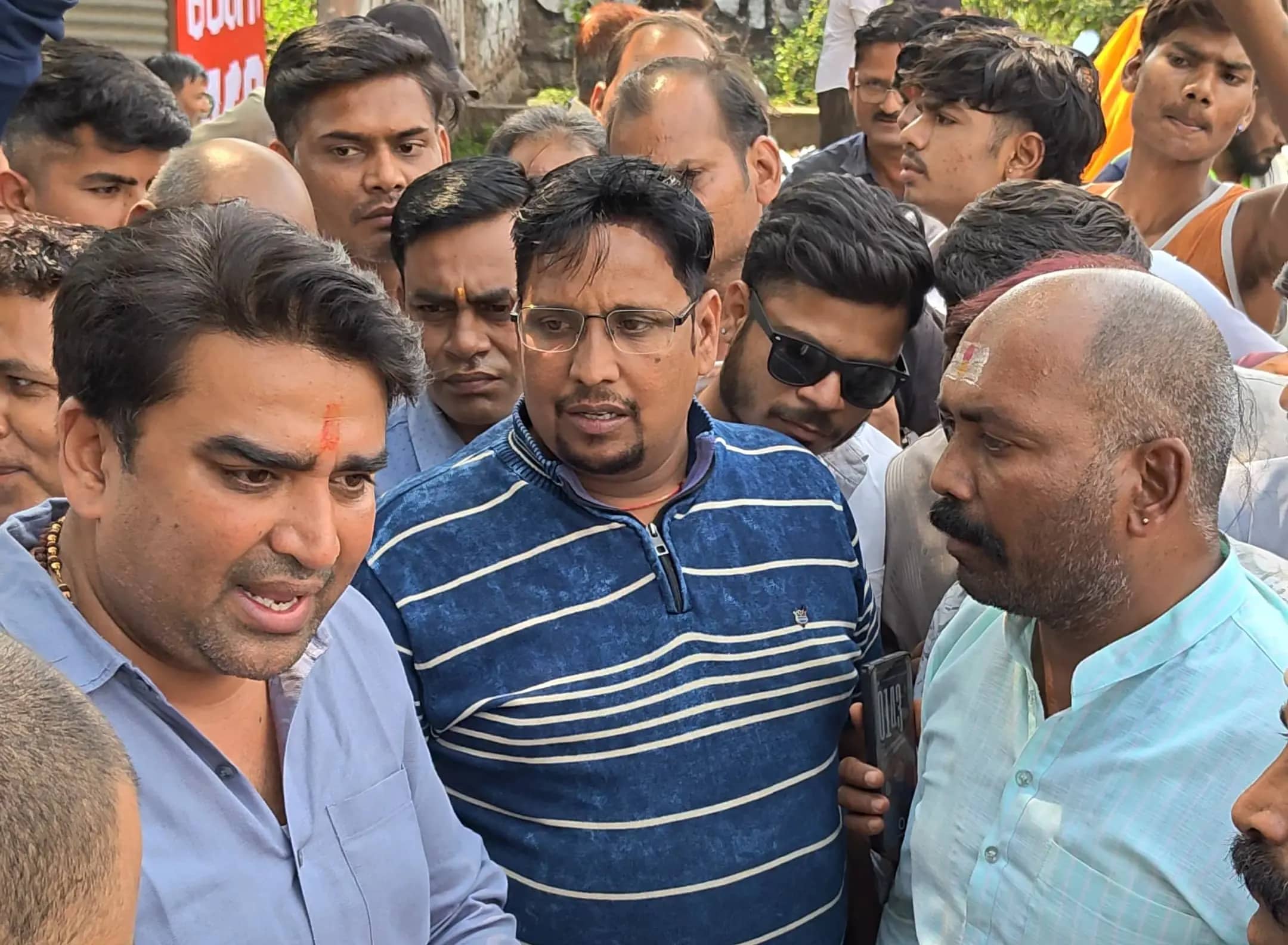 सीहोर: खराब सड़क से परेशान लोगों ने किया चक्काजाम, 30 करोड़ की सड़क उखड़ी