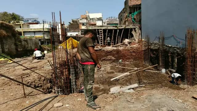 सीहोर में नमक चौराहे पर वाटर टैंक की आड़ में बेसमेंट की खुदाई का आरोप, नपा की कार्रवाई पर सवाल