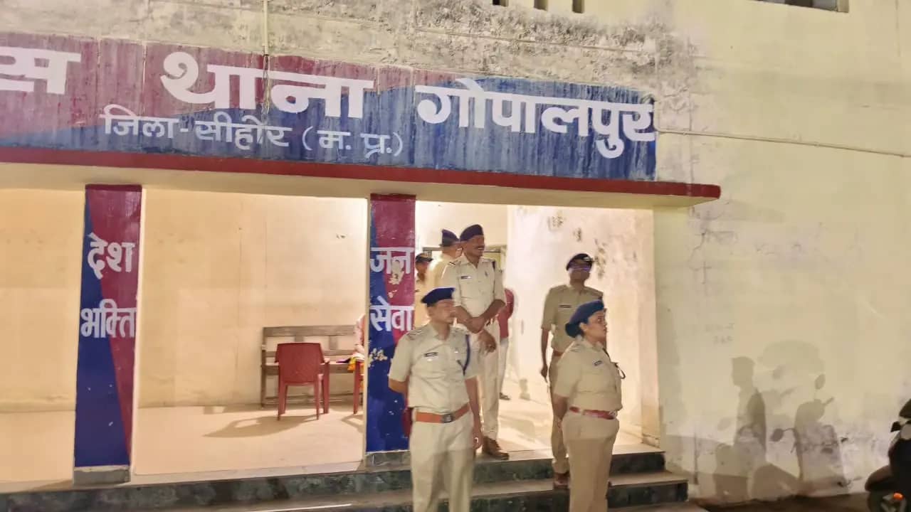सीहोर में SP सोनाक्षी सक्सेना का औचक निरीक्षण, पुलिस को सतर्क रहने और बाजारों में गश्त के निर्देश