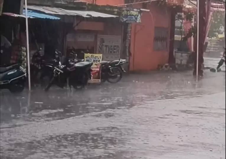 सीहोर में बारिश का पलटवार, हवन के बीच गिरा दुर्गा पंडाल; दशहरे की तैयारी हुई प्रभावित