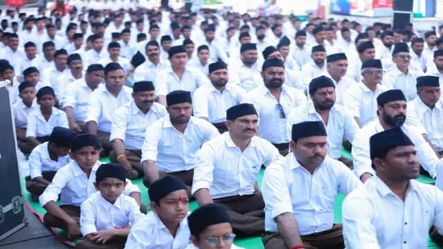 सीहोर में RSS के पथ संचलन का जगह-जगह स्वागत, पंडित प्रदीप मिश्रा ने सभा को किया संबोधित
