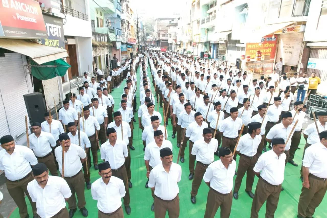सीहोर में RSS के पथ संचलन का जगह-जगह स्वागत, पंडित प्रदीप मिश्रा ने सभा को किया संबोधित