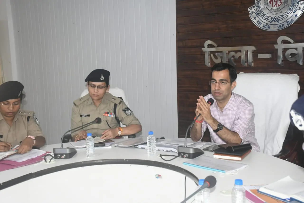 विदिशा में पुलिस की मासिक अपराध समीक्षा बैठक, त्योहारों को लेकर सुरक्षा प्लान तैयार करने के निर्देश