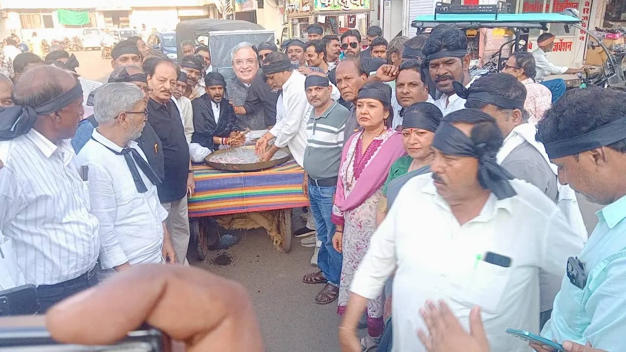 विदिशा में कांग्रेस ने मनाया काला दिवस, राहुल गांधी की गिरफ्तारी के विरोध में निकाला प्रदर्शन
