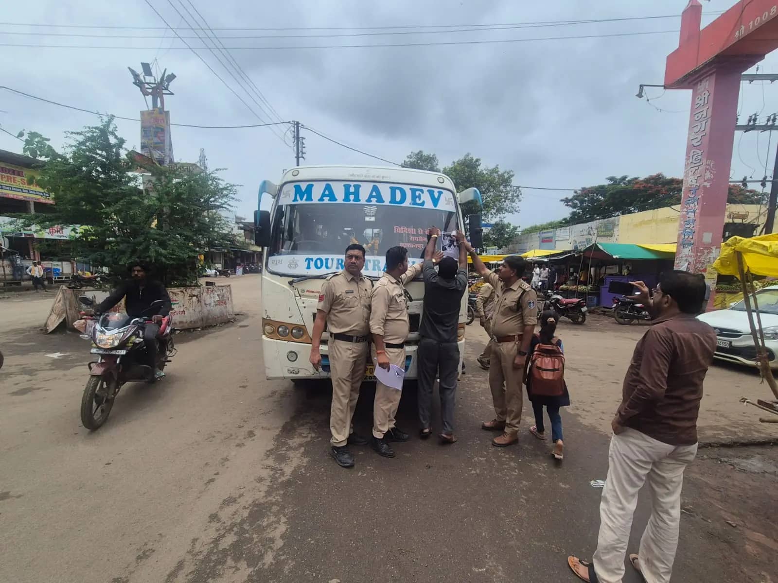 बाड़ी पुलिस ने चलाया नशा मुक्ति जनजागरूकता अभियान, बस-ऑटो में लगाए जागरूकता पोस्टर