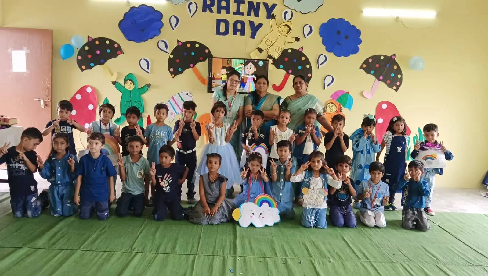 बेरसोवा इंटरनेशनल स्कूल में मनाया गया ‘रैनी डे’, नन्हे-मुन्ने बच्चों की रंगारंग प्रस्तुतियों ने जीता सभी का दिल