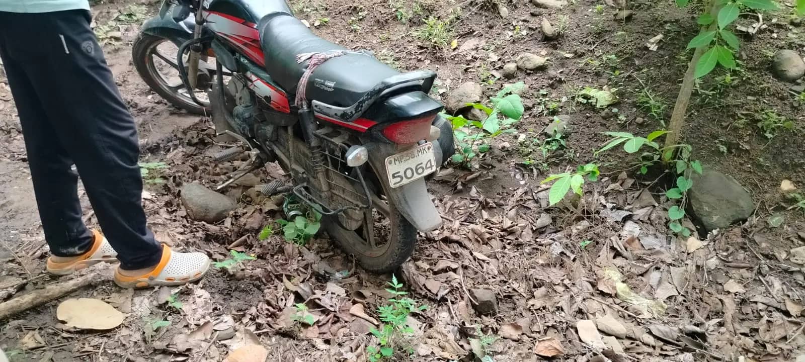 बाइक- मोबाइल और पर्स बरामद