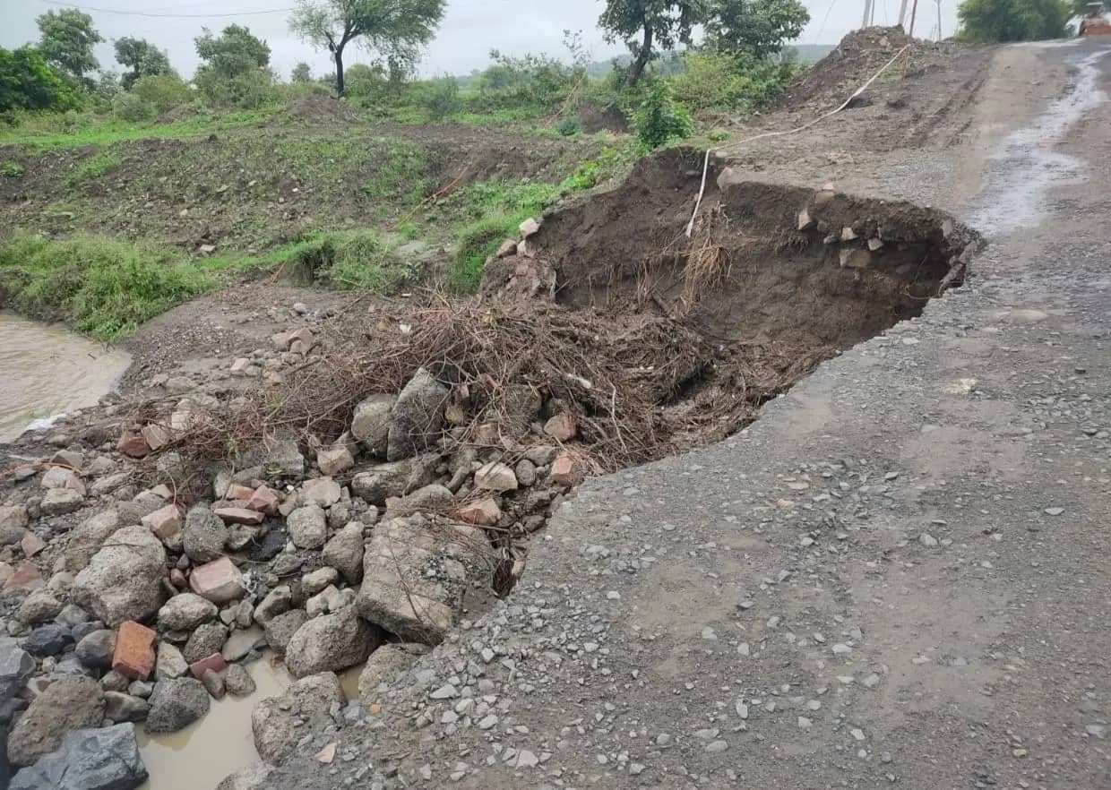 आधी रात धंसी एप्रोच रोड, बेगमगंज-सुल्तानगंज सड़क पर आवागमन पूरी तरह ठप